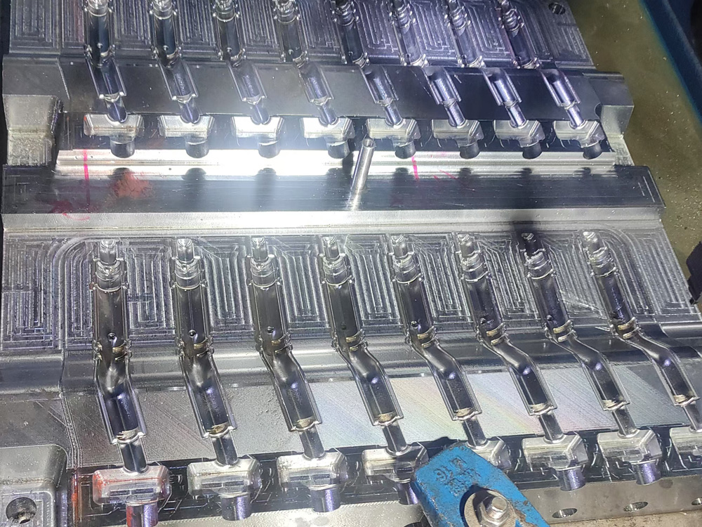 冷流道模具